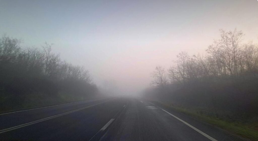 Meteorologii prognozează ceață pentru următoarele zile. Șoferii sunt îndemnați să circule cu prudență din cauza vizibilității reduse
