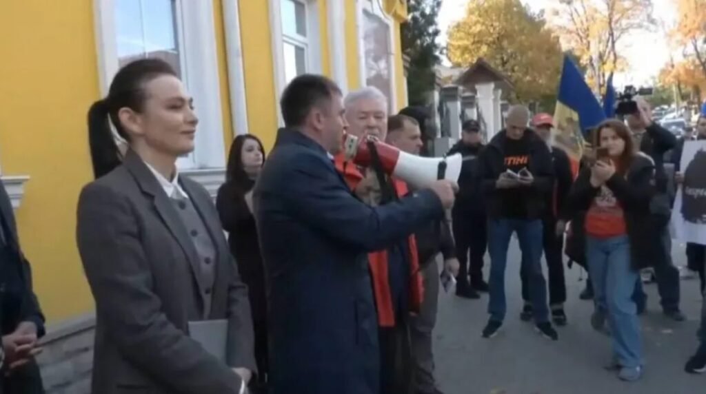 VIDEO// Protest în fața Curții Constituționale. Victoria Furtună: " Acest referendum nu a fost despre integrarea europeană"