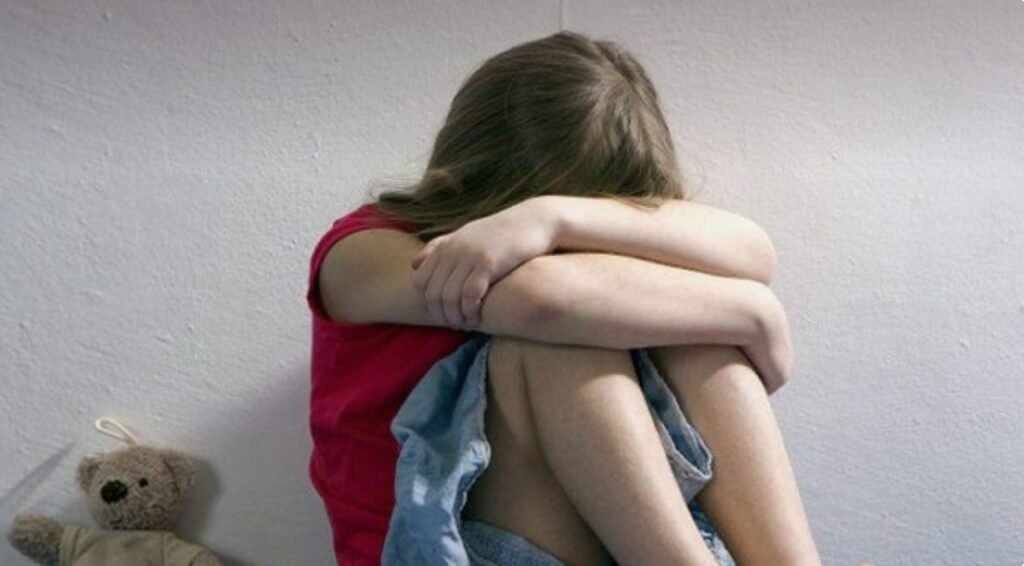 O fetiță de 11 ani, violată de concubinul mamei sale