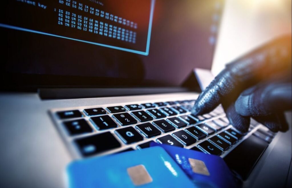 Un grup organizat, implicat în fraude informatice, escrocherii și spălare de bani, a fost destructurat de CNA și PCCOCS