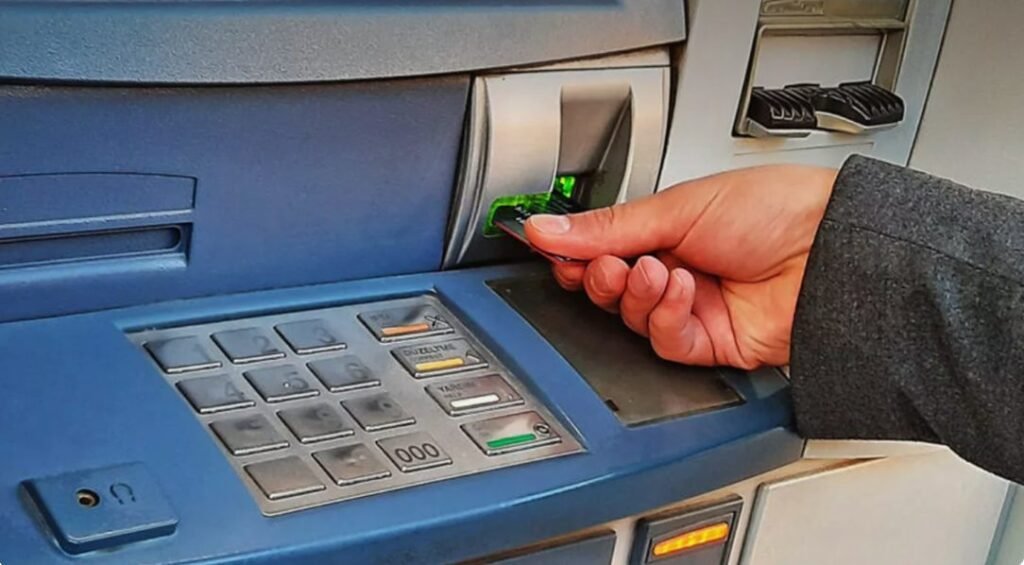 „Introduceți codul din SMS” - O femeie și-a înmormântat bunica pe banii de pe un card găsit