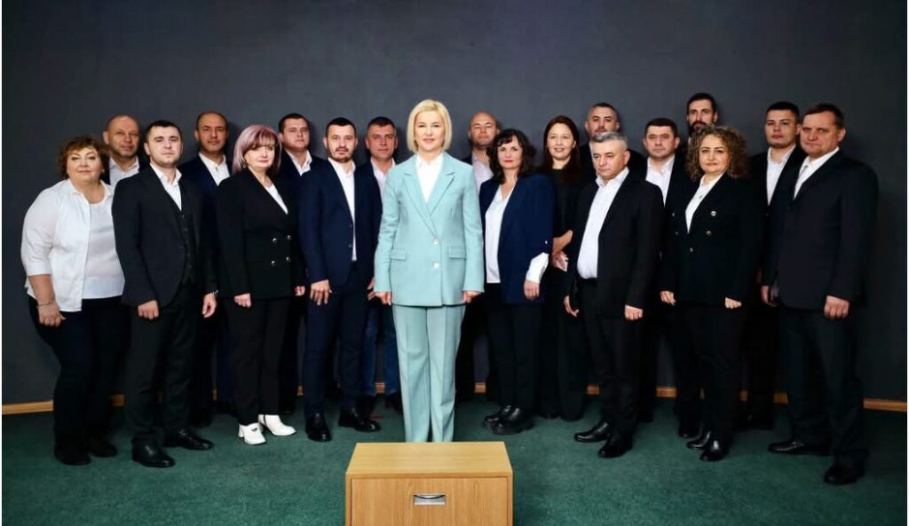 Irina Vlah, către cetățeni: “Să fim tari, să fim uniţi şi să credem cu fermitate că anul 2025 ne va scăpa de incompetenţi şi corupţi” 1 irina vlah inima moldovei