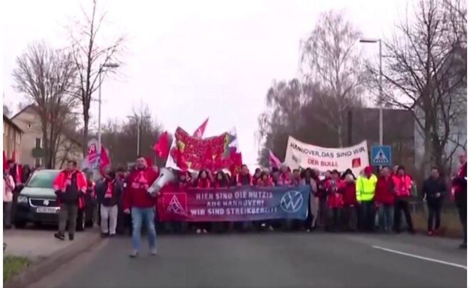 Muncitorii de la Volkswagen nu mai vor în Europa? Angajații amenință cu proteste "de avertisment"