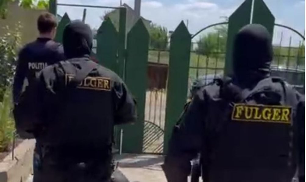 VIDEO// Un pretins “consultant”, reținut după ce a prejudiciat o companie cu peste 2.000.000 de lei