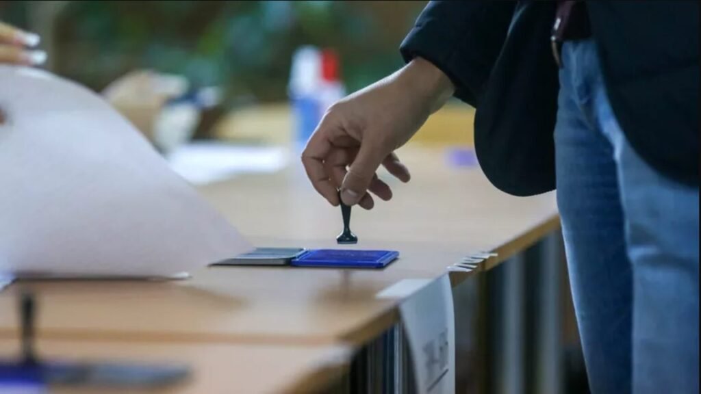 Patru formațiuni politice și un bloc ar intra în parlament, dacă duminica viitoare ar avea loc alegerile