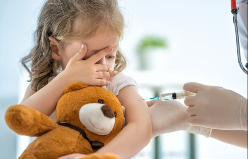 Medicii recomandă vaccinarea copiilor chiar și în caz de afecțiuni minore