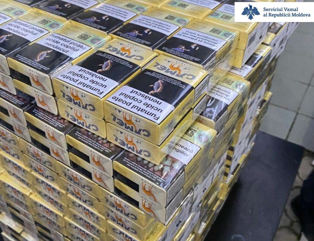 500 de pachete de țigări ascunse sub roata de rezervă, descoperite de vameși într-un autoturism
