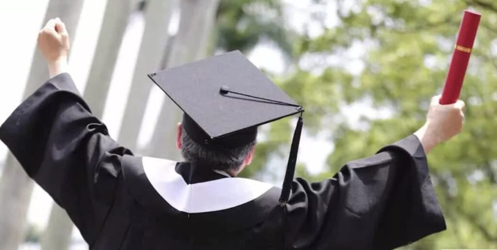 Bursele lunare pentru studenții doctoranzi se vor dubla și vor ajunge la 4400 de lei