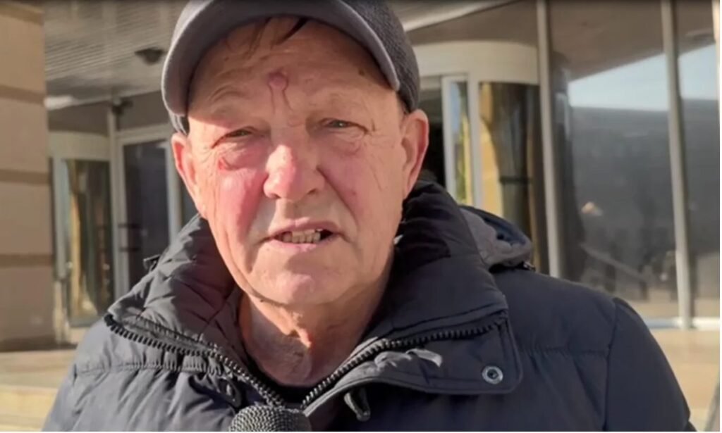 Bătrân din Cahul protestează în fața Băncii Naționale, acuzând OTP Bank de sustragerea alocațiilor pentru medicamente