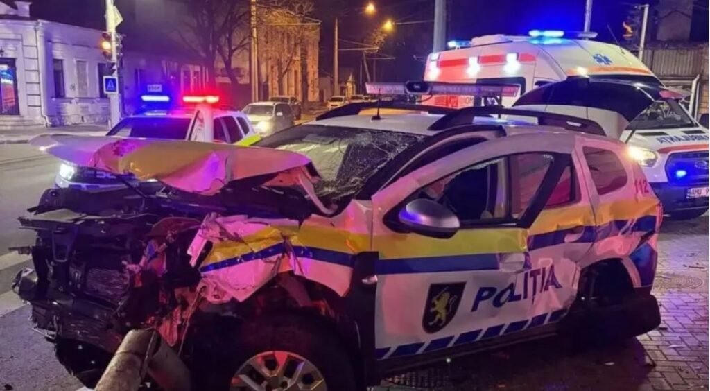Accident rutier cu implicarea unei mașini de poliție - doi angajați ai MAI, transportați la spital