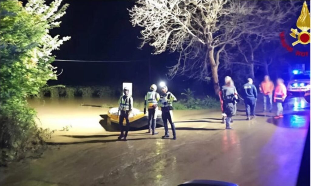 O tânără găsită inconștientă după ce a căzut într-un râu