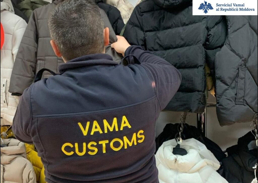 VIDEO// Marfă fără acte de proveniență legală, în valoare de peste 350 000 lei, depistată de ofițerii vamali în mai multe unități comerciale 2 VIDEO// Marfă fără acte de proveniență legală, în valoare de peste 350 000 lei, depistată de ofițerii vamali în mai multe unități comerciale