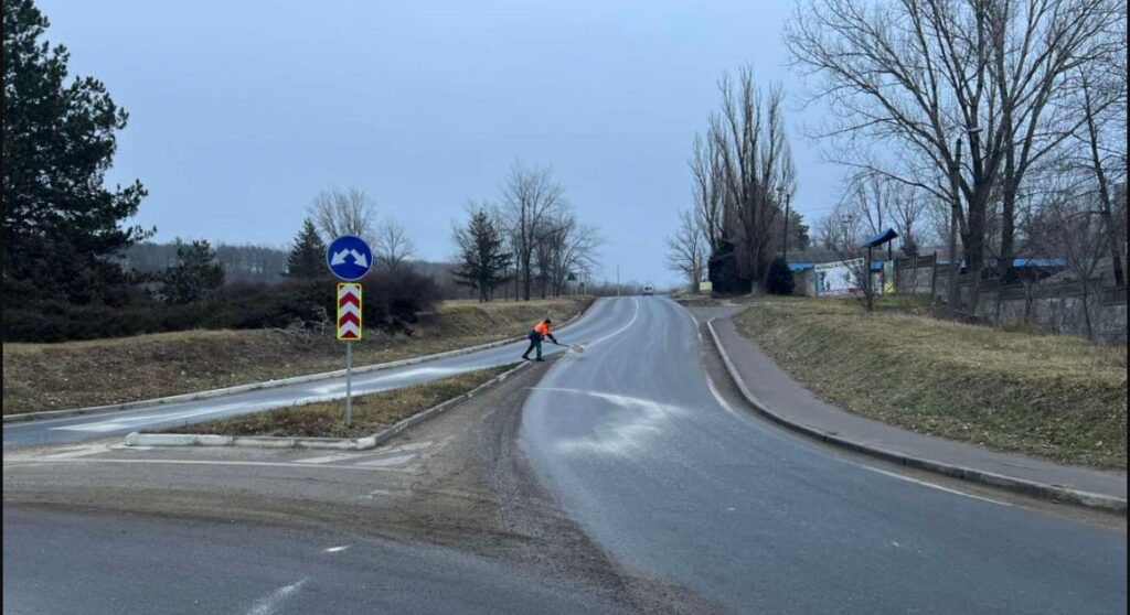 Peste 140 de tone de material antiderapant a fost răspândit pe traseele țării 1 material antiderapant