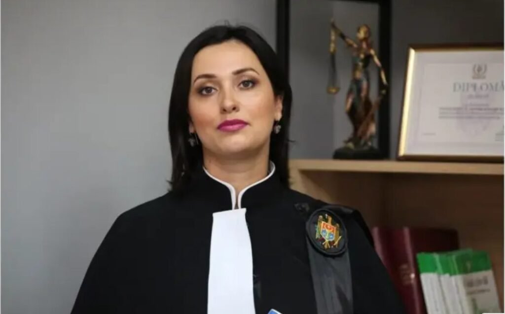 Victoria Sanduță a depus o cerere prealabilă la INJ privind mandatul obținut de Ramona Strugariu 1 După ce recent a aderat la CUB, fosta magistrată Victoria Sanduța anunță retragerea din cadrul formațiunii