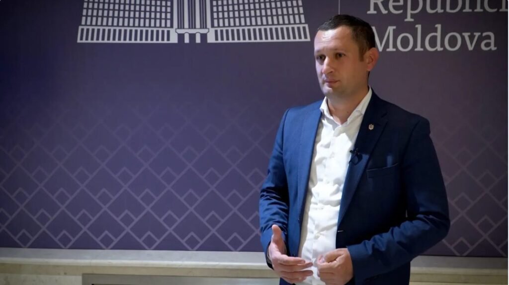 VIDEO// Deputat PAS: „Astăzi nu se fură în R.Moldova și nu se aranjează tot felul de șmecherii și scheme în stânga și-n dreapta”