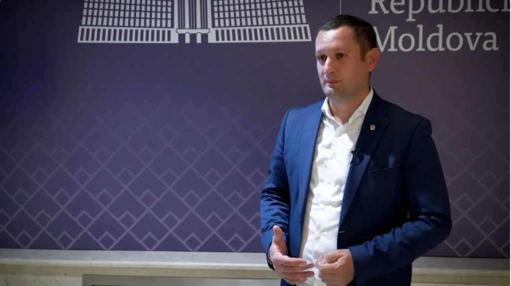 VIDEO// Deputat PAS: „Astăzi nu se fură în R.Moldova și nu se aranjează tot felul de șmecherii și scheme în stânga și-n dreapta” 2 deputat pas