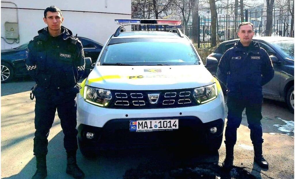 O copilă de doar 3 ani, rătăcită pe strada Grenoble din capitalǎ, a fost găsită de un trecător 1 O copilă de doar 3 ani, rătăcită pe strada Grenoble din capitalǎ, a fost găsită de un trecător