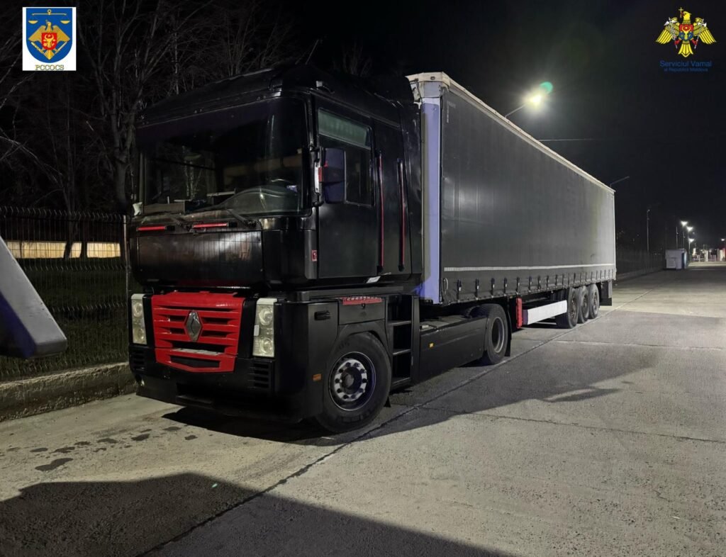 870.000 de țigarete de contrabandă depistate într-un camion de marfă, la vama Costești