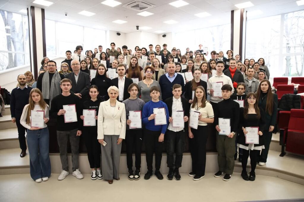 40 de elevi au fost premiati
