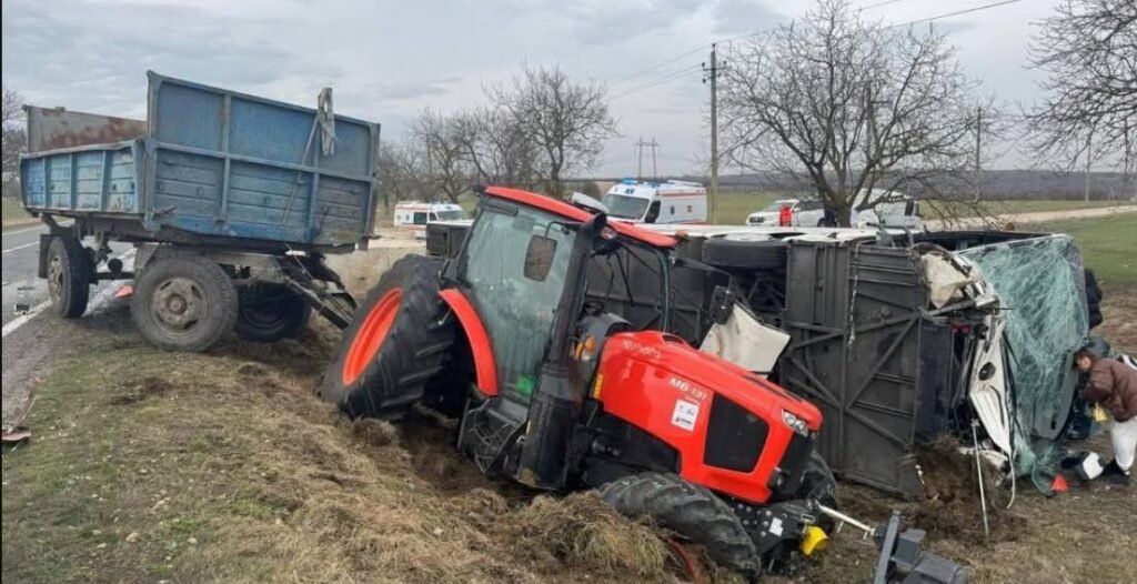 Patru persoane au fost preluate de ambulanță în urma unui accident rutier