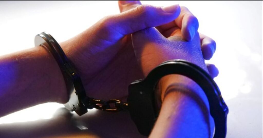 Un tânăr din Costești este cercetat pentru violență în familie - i-ar fi tăiat un deget mamei sale
