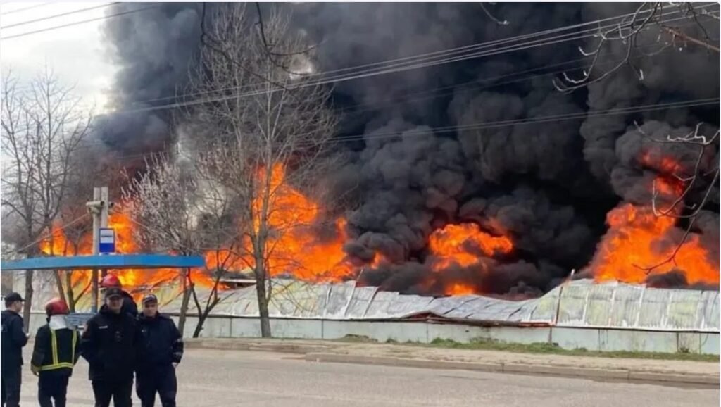 Un depozit angar a luat foc în această dimineață. Pompierii luptă cu flăcările