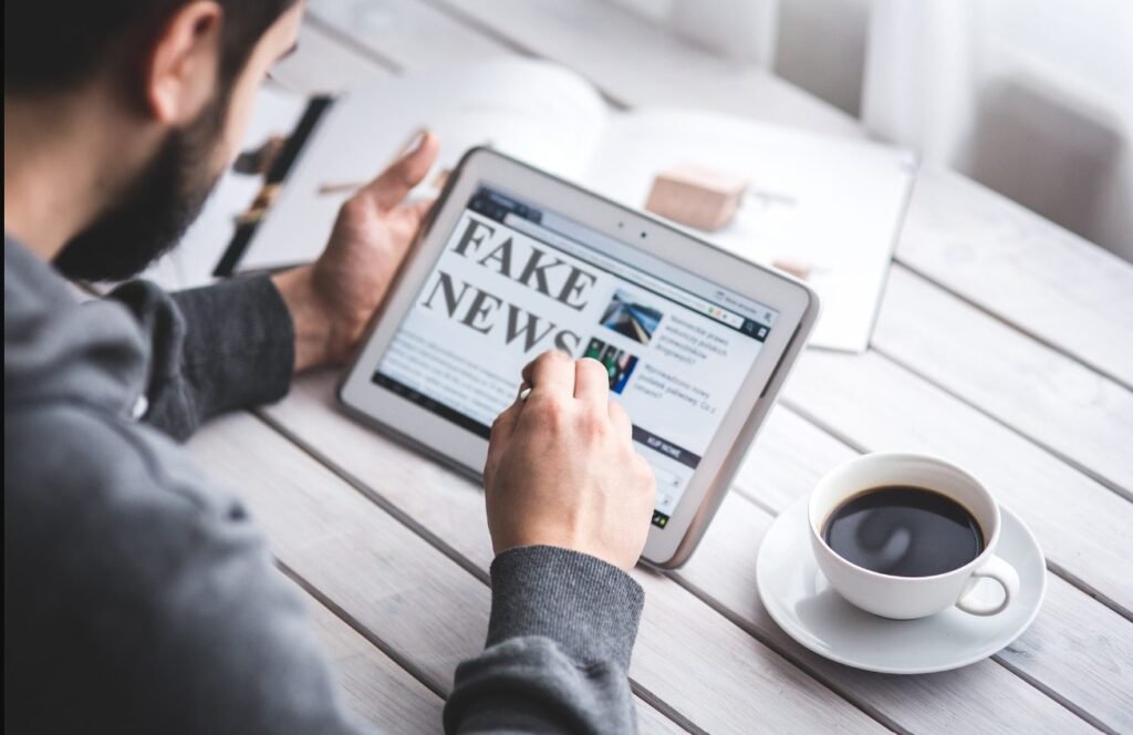 Amendament cu bucluc care vizează reglementarea mediului online. PAS pornește o luptă acerbă cu dezinformarea