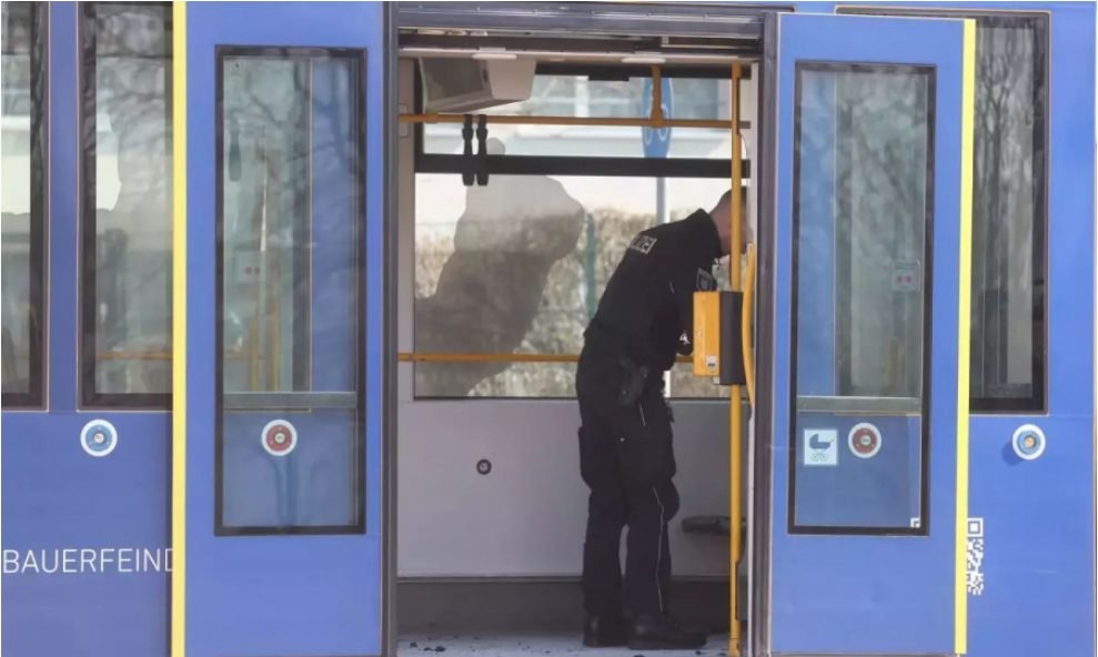 O femeie a fost incendiată într-un tramvai chiar de soţul acesteia