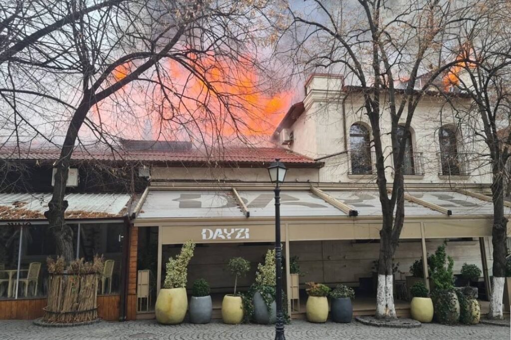 Circa 3 ore, 24 de echipaje de pompieri au luptat cu focul care a cuprins un restaurant din centrul capitalei