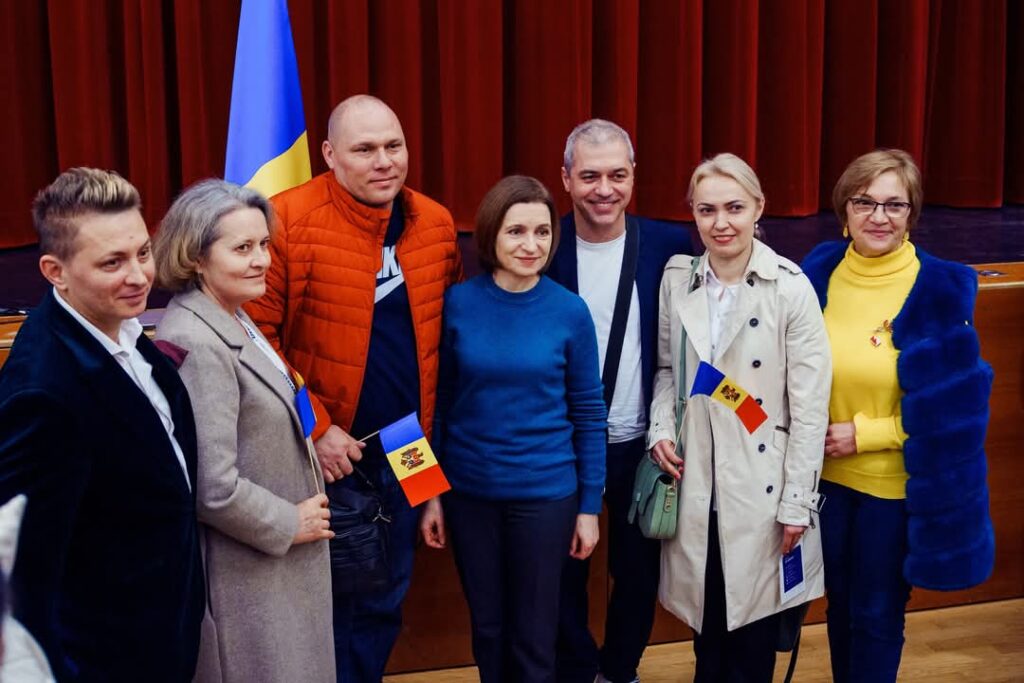 la paris cu moldovenii