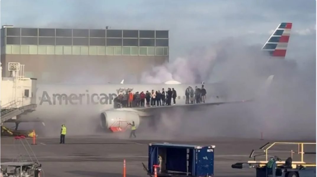 Pasageri evacuați după ce un avion Boeing al companiei American Airlines a luat foc