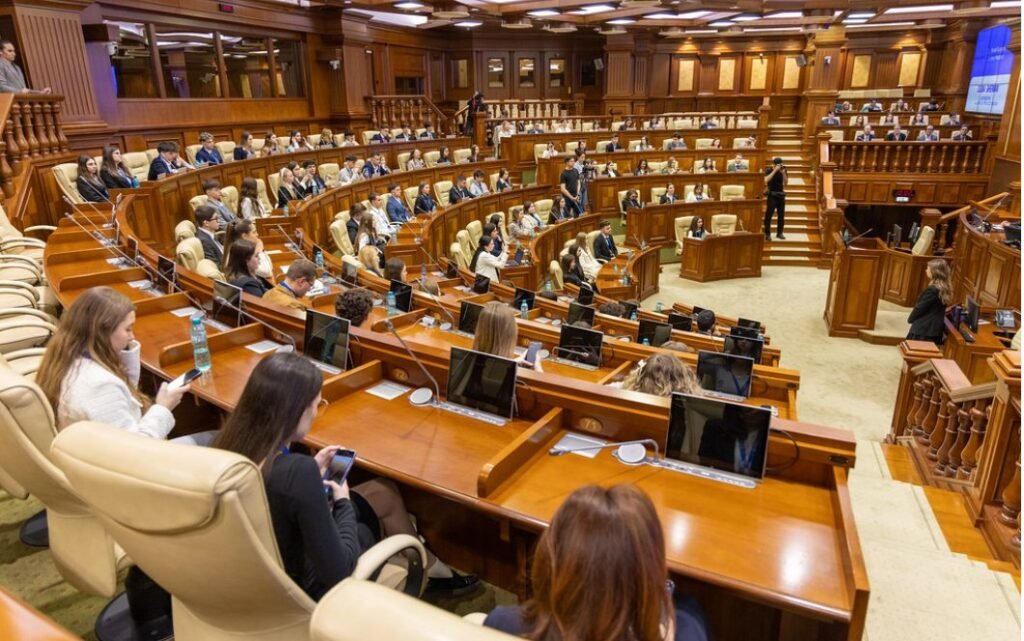 100 de tineri din Republica Moldova participă la un exercițiu de simulare a procesului legislativ din Parlamentul European 2 100 de tineri din Republica Moldova participă la un exercițiu de simulare a procesului legislativ din Parlamentul European