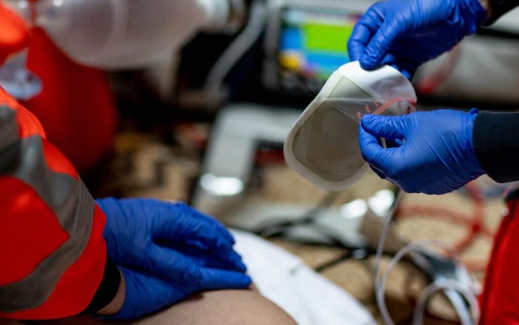 O femeie de 66 de ani, salvată de medicii de pe ambulanță după ce a făcut stop cardiac
