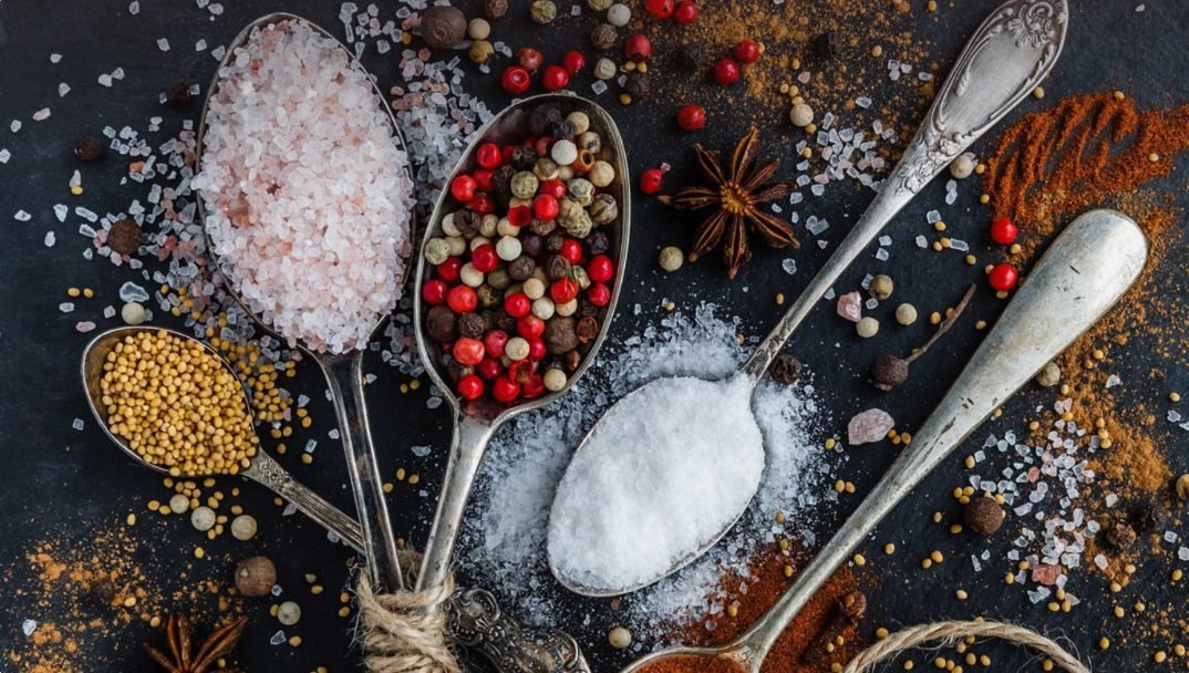 Lipsa sării din alimentație crește riscul de afecțiuni cardiace în aceeași măsură în care o face excesul de sare