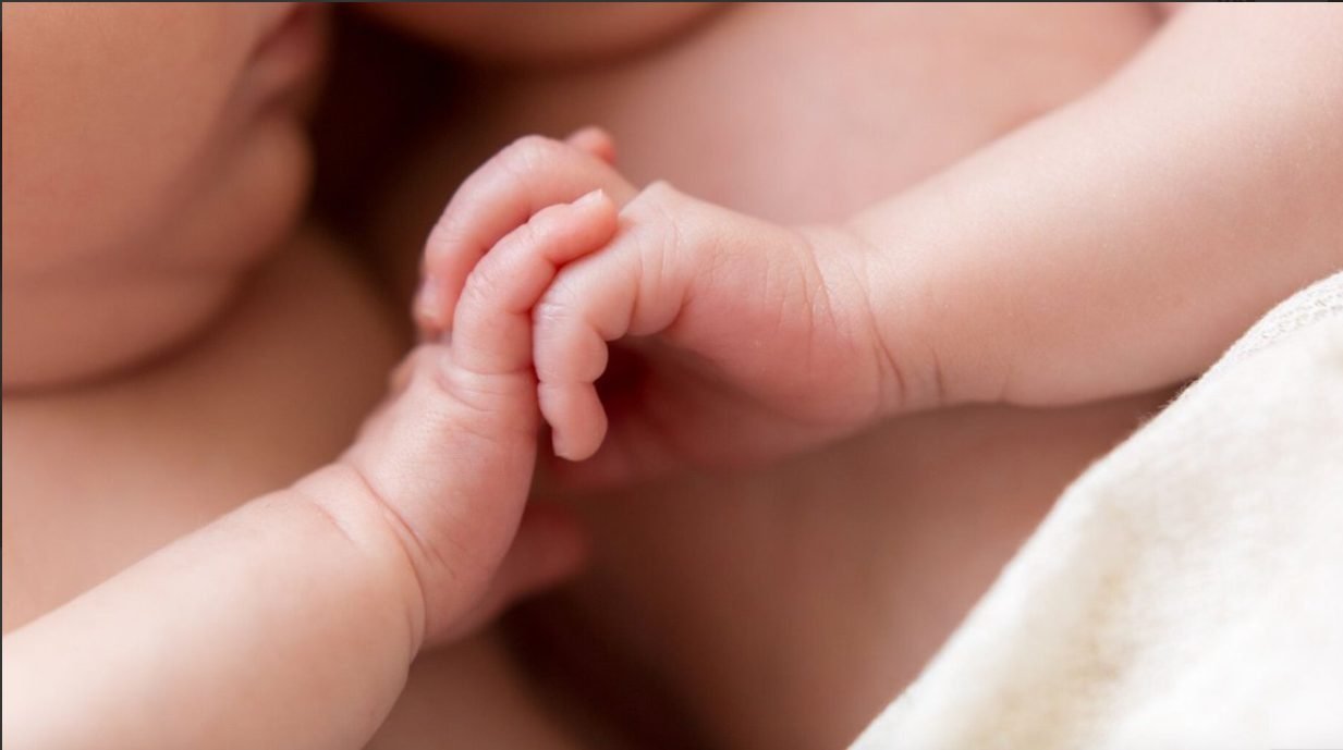 Un bebeluș a dispărut dintr-o maternitate - personalul medical a alertat autoritățile și sunt efectuate cercetări pentru găsirea copilului