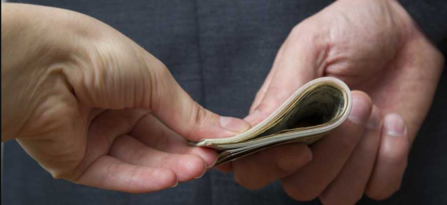 cercetat pentru mita