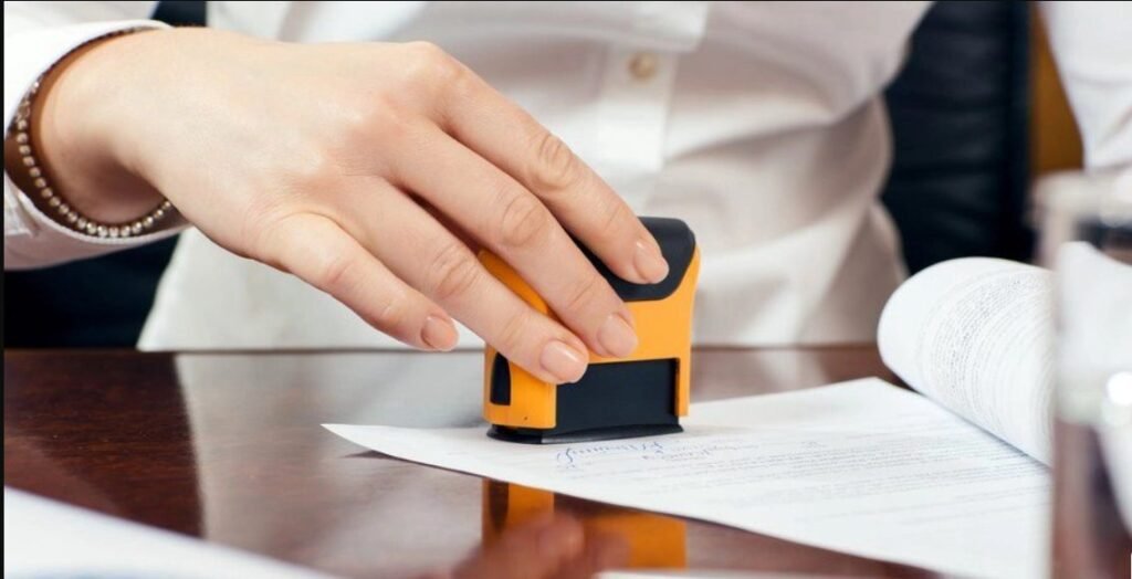 O fondatoare de companie și o contabilă trimise pe banca acuzaților pentru fals și escrocherie