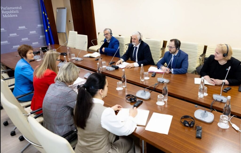Membrii Comisiei mediu, au avut o întrevedere cu directorul general adjunct al Direcției Generale Politici Climatice a Comisiei Europene, Jan Dusik 1 Membrii Comisiei mediu, au avut o întrevedere cu directorul general adjunct al Direcției Generale Politici Climatice a Comisiei Europene, Jan Dusik