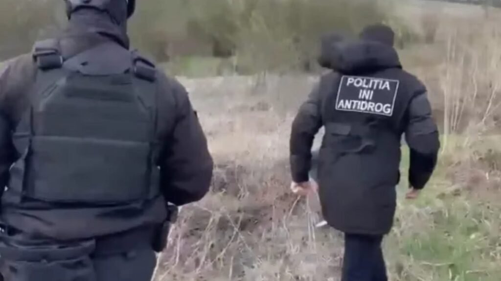 Doi bărbați au fost reținuți de ofițerii INI - preluau din ascunzișuri droguri în cantități mari, după care le divizau și le plasau în ascunzișuri