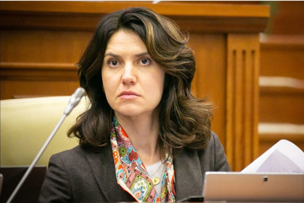 Olesea Stamate: „Dragi primari, nu vă lăsați manipulați. Nimic nu e veșnic. Nici această guvernare” 1 Olesea Stamate se retrage din fracțiunea PAS în contextul scandalului Legii Amnistiei: „Am devenit o țintă în cadrul unor interese mai largi”