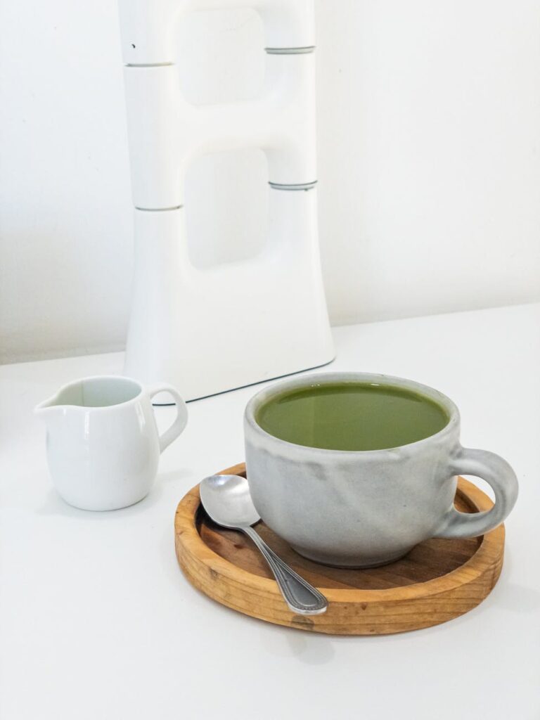 Beneficiile incredibile pentru sănătate ale ceaiului matcha. De ce este considerat un superaliment? 1 photo of white ceramic cup on wooden tray