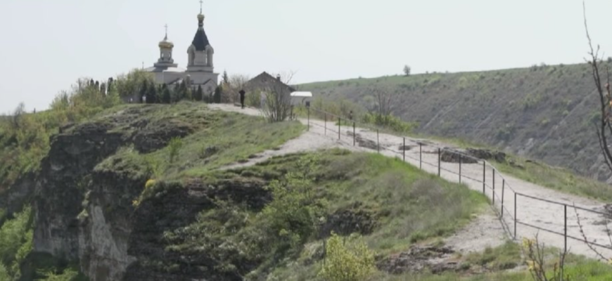 renovare a lacaselor sfinte