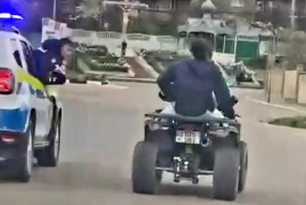 VIDEO// Momentul în care un ATV, urmărit de poliție, se tamponează într-un copac 1 VIDEO// Momentul în care un ATV, urmărit de poliție, se tamponează într-un copac