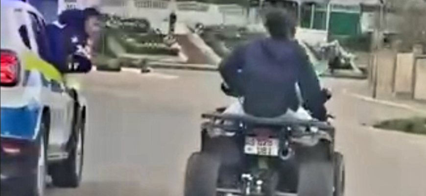 se tamponeaza intr un copac