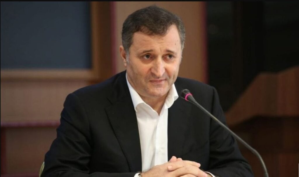 Vlad Filat, de 1 Mai: „Migrația este rana deschisă a Moldovei. Viitorul se construiește prin respect față de oamenii muncii” 1 OPINIE// Vlad Filat: „Vor mai construi SUA o nouă ambasadă în Moldova sau, cu timpul, Departamentul de Stat se va limita la existența unui simplu „birou de corespondență””