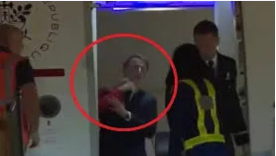 Palatul Élysée dezminte că Brigitte Macron l-a pălmuit pe președintele francez la coborârea din avion în Hanoi