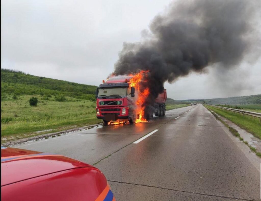 Un camion de mare tonaj a ars la Călărași. Au fost îndreptate două echipaje de salvatori și pompieri 1 Un camion de mare tonaj a ars la Călărași. Au fost îndreptate două echipaje de salvatori și pompieri