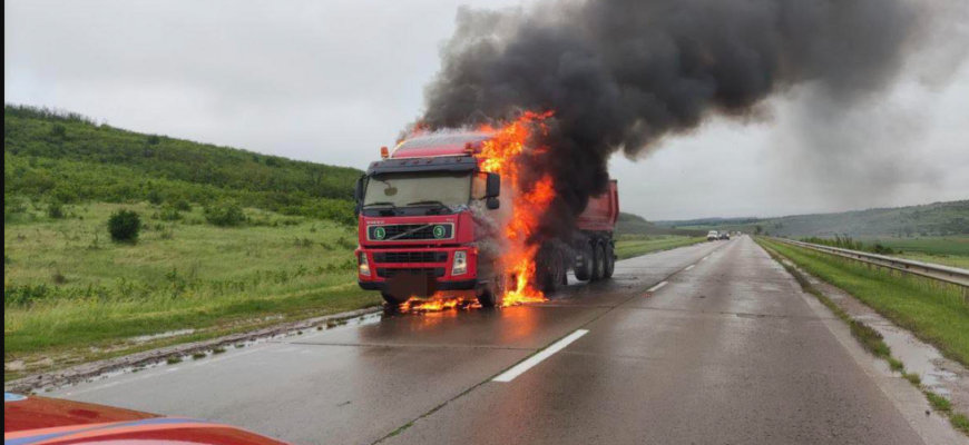 camion de mare tonaj a ars