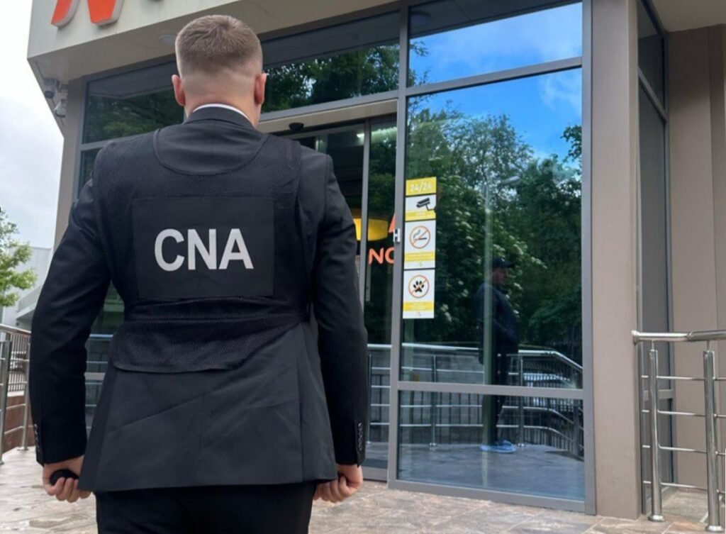 Doi reprezentanți ai unei companii turistice și ai unei instituții medicale private, cercetați de CNA pentru infracțiuni de dare și luare de mită