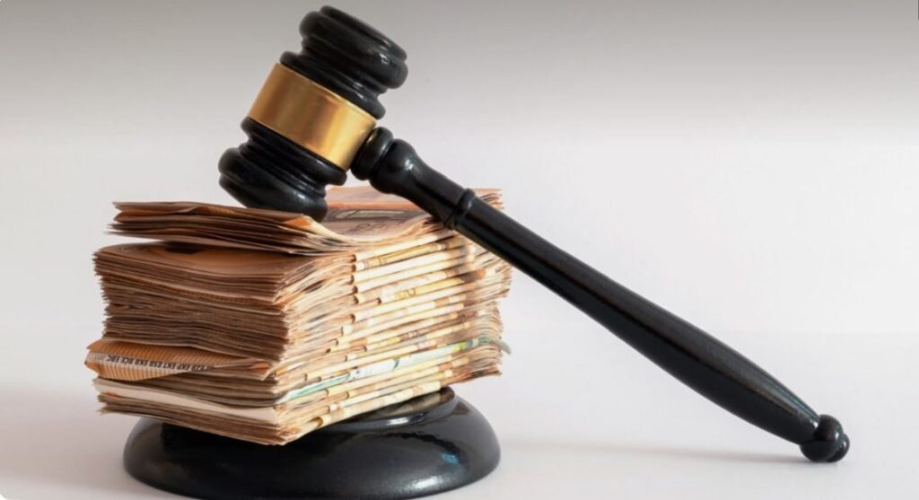 Un judecător a fost deferit justiției pentru trafic de influență 1 Un avocat stagiar condamnat pentru cumpărarea traficului de influență de la un judecător din cadrul Curții de Apel Centru